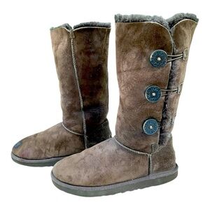 UGG Women's 7 Bailey Button
Triplet Triple Button  Classic
Tall Boots sizer 7‎